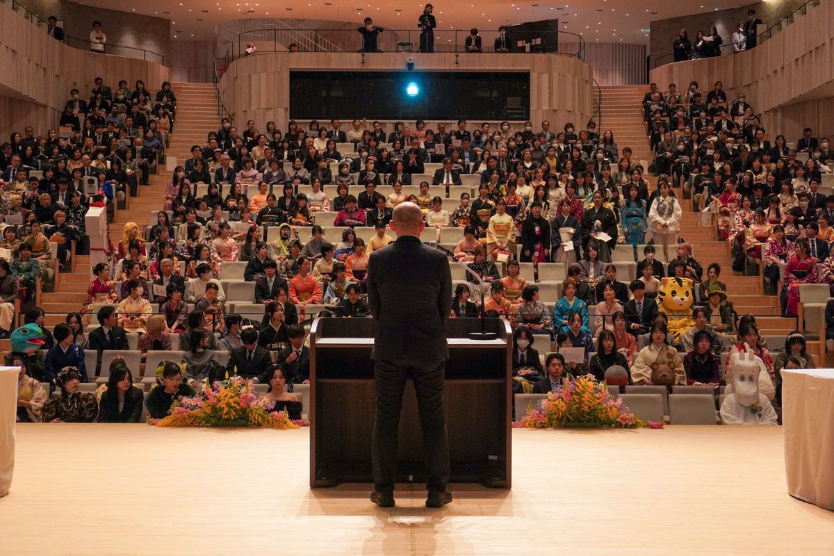 kyoto_geidai's tweet photo. 2026年（令和8年）3月23日、令和7年度美術学部・音楽学部卒業式及び大学院美術研究科・音楽研究科学位記授与式を本学堀場信吉記念ホールで執り行いました。
🌸学長式辞は本学ウェブサイトからご覧いただけます。
https://t.co/hNFdPtfCYZ
#京芸 #KCUA #卒業おめでとう https://t.co/fcbXBuP2J7