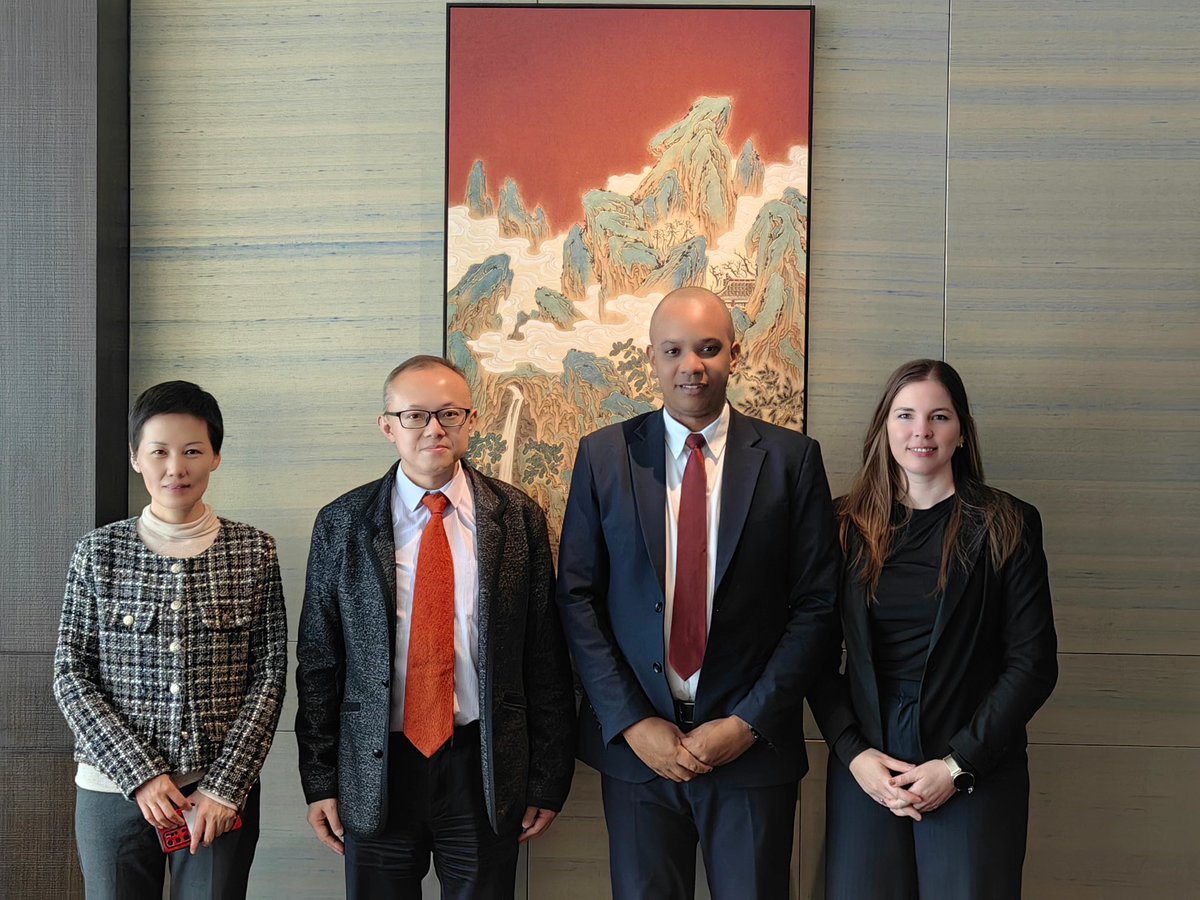 ConsulCubaSH's tweet photo. Iniciamos visita de trabajo a provincia de #Anhui, recibidos x director general Oficina Asuntos Exteriores, Qin Junfeng. Se repasó estado relaciones bilaterales con esa localidad y quedó ratificado respaldo incondicional d #China a la defensa de nuestra soberanía. #CubaNoEstáSola https://t.co/0Op160zlnb
