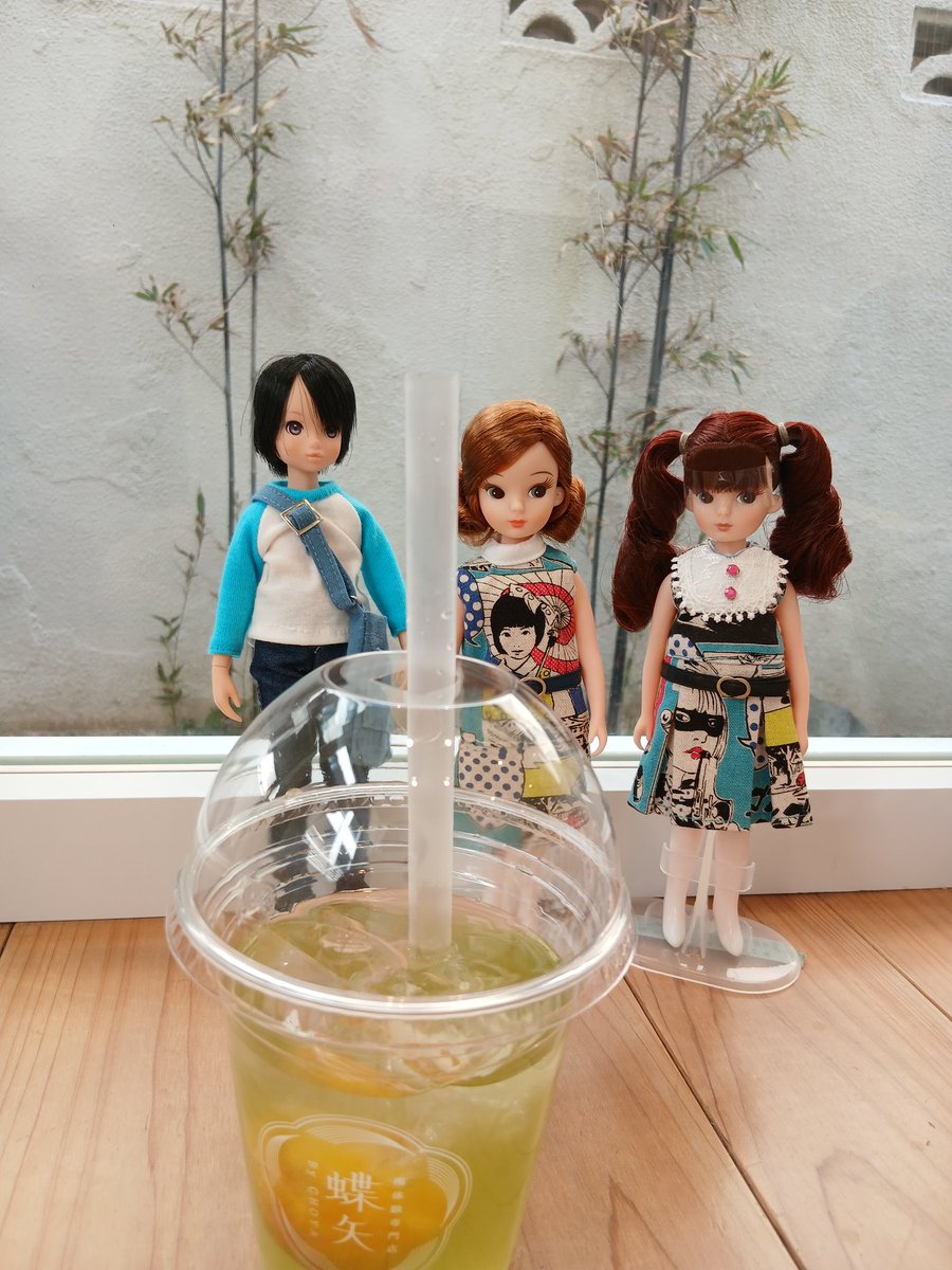 昨日はよっちゃんと鎌倉へ！
暑いくらいの良い天気でした☀️
最初に｢海街diary｣に出てくる力餅屋さんへ行き、近くの海に出てみるとサーフィンする人影がチラホラ。鎌倉まめやさんでは推し活にどうぞと撮影場所があったのでレンくんと撮りました🎵
最後はチョウヤで😄