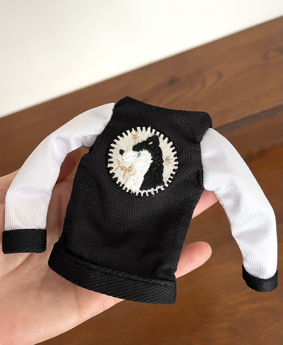 ハスキー刺繍は姉さんのジャケットの背中に。
スカジャン風。

#needlefelting #羊毛人形