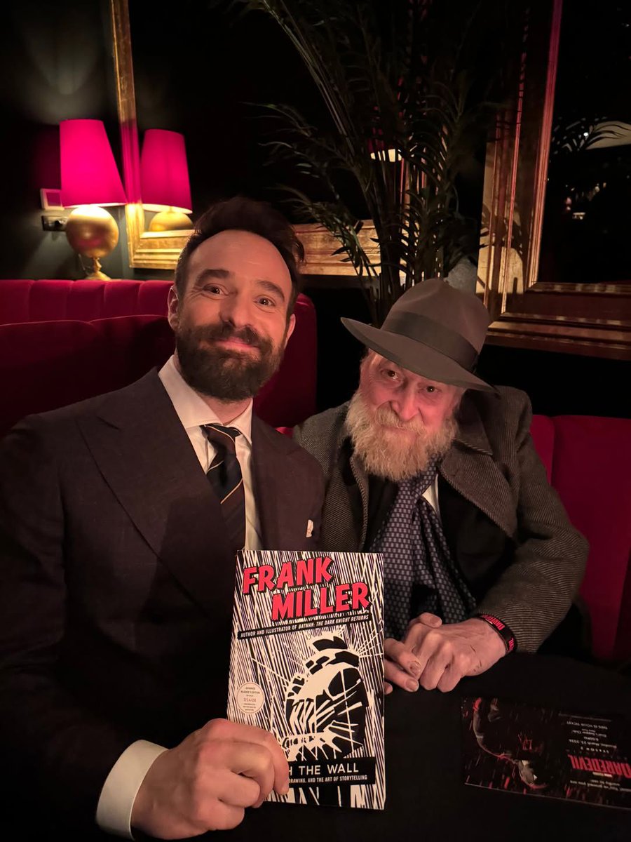 Enzo84384193's tweet photo. Mira esta foto de Charlie Cox con Frank Miller 🤧🤧🤧

Uno no es de fierro 😭 https://t.co/JNTHXDTJep