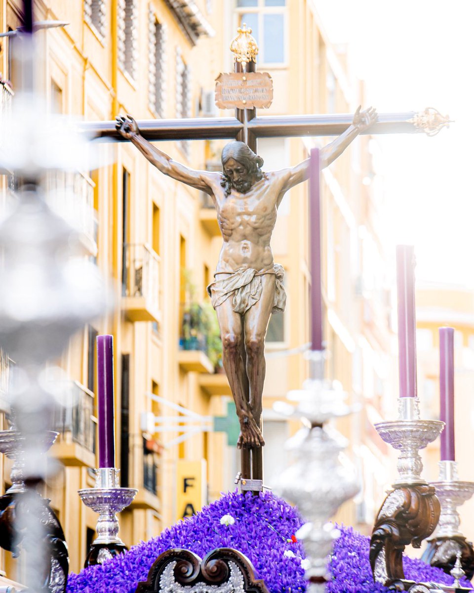 Hoy es 𝐉𝐮𝐞𝐯𝐞𝐬 𝐒𝐚𝐧𝐭𝐨.
Bajo los tonos amarantos de la noche,
el Cristo de los Milagros se perfila entre el 
Perchel y la Trinidad.
Una rosa de pasión detrás… 
obra el gran milagro de la fe.

✝️<a href="/Zamarrilla/">Hdad. de Zamarrilla</a>

#SonesTrinitarios #VenYSíguenos
