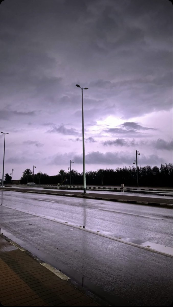 sf_ad2's tweet photo. يا زين شوف المطر والمزن همّالي
والبرق نوضه يشع بْمقدم خْياله

غيثٍ من المزن هلّ بقدرة الوالي
سبحان ربٍّ عظيم الشان نلجا له

أمطار رحمة وسقيا مزنهم عالي
سحايب الخير بالخيرات همّاله . https://t.co/dd4EfsB0ck
