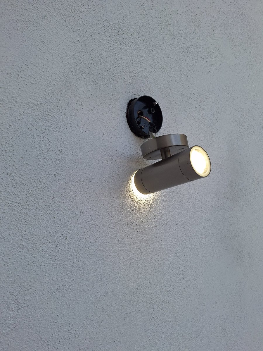 fergue634's tweet photo. @ApodacaOficial buen dia,para reportar una lampara de pared del polivalente ubicado en el 6to sector de ebanos,esta suelta y cables de fuera....afjunto fotos https://t.co/romHHljm87