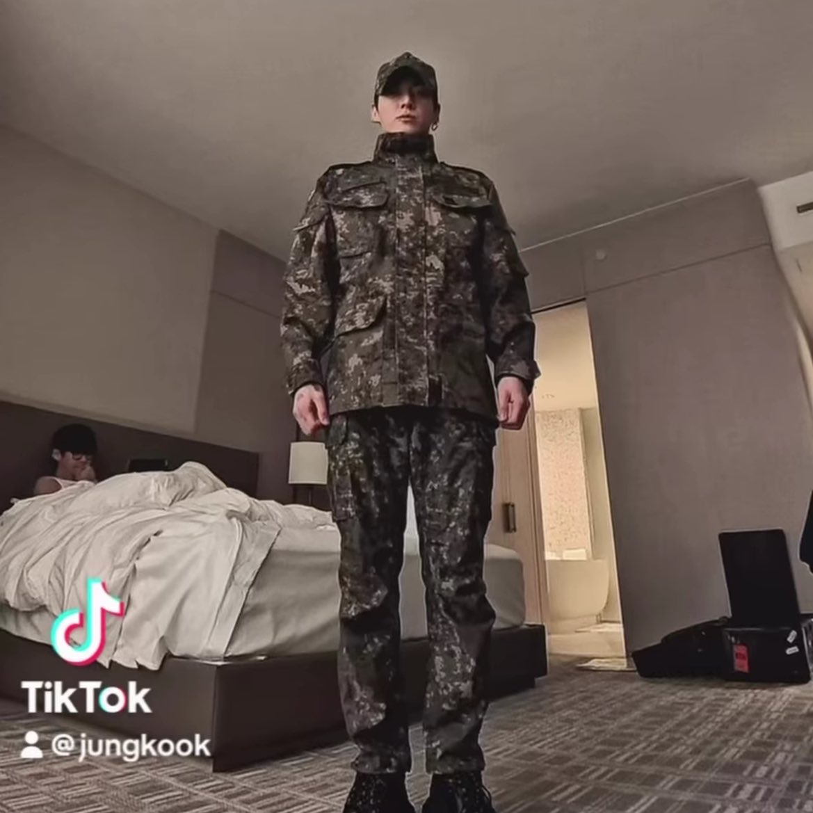 vale ៹ arirang 🪭 tweet media