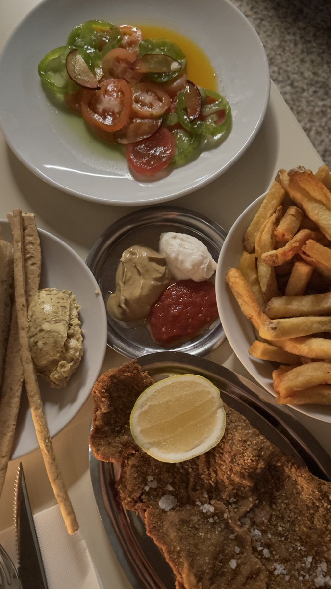bruncheology's tweet photo. Sandino (bastante de moda el último tiempo) platos clásicos bien elaborados, buena carta de vinos, ambiente y música impecables! https://t.co/1ZjzGFQYVq