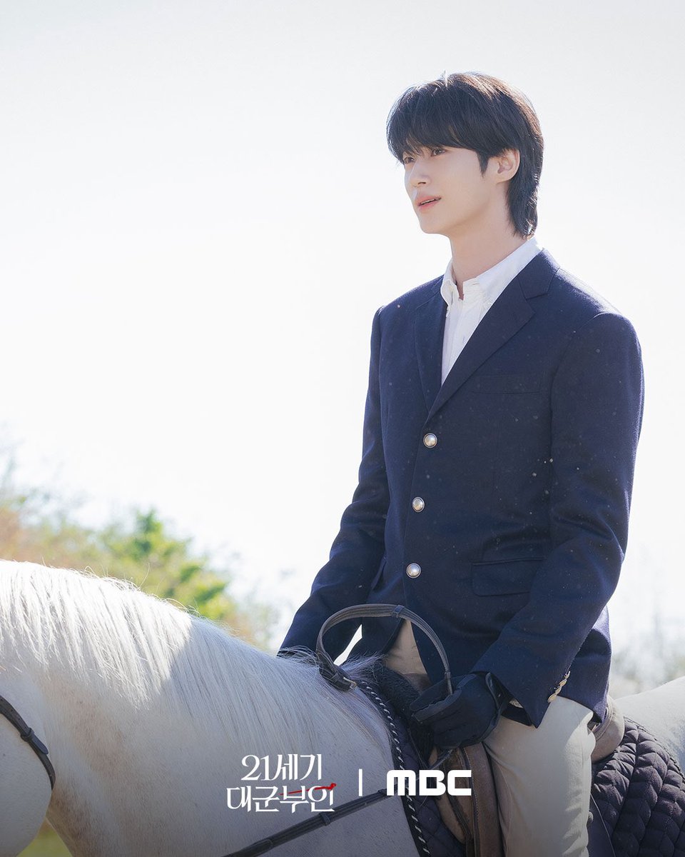 87__SV's tweet photo. 승마하는거 멀리서 ,, https://t.co/zGajmFqVWA