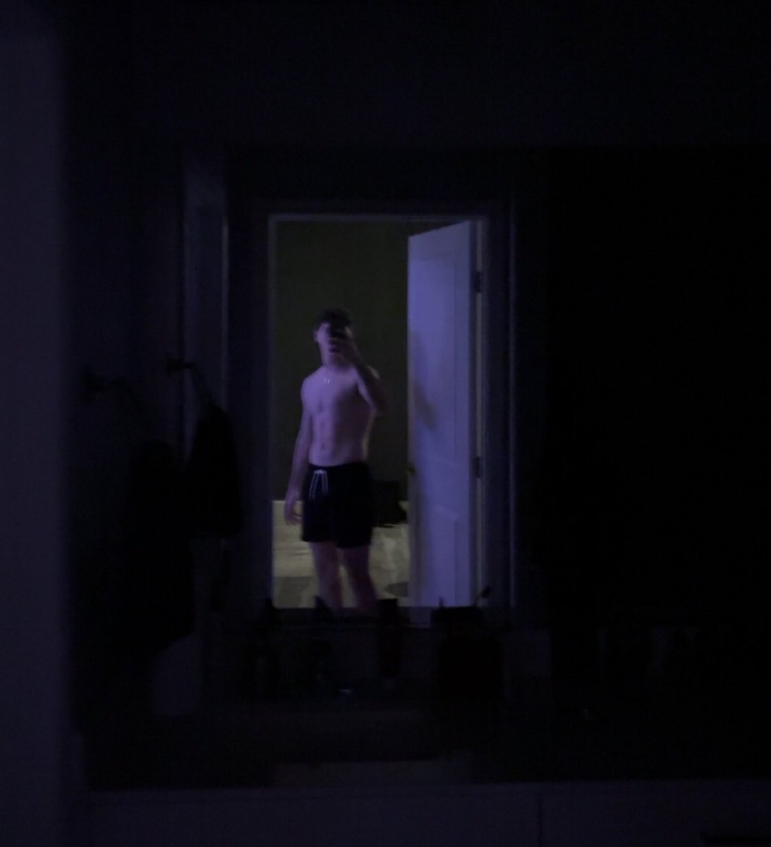 kanyewaswrong16's tweet photo. scary ahh lighting #nsfwtwt https://t.co/jJZKiC1VLP