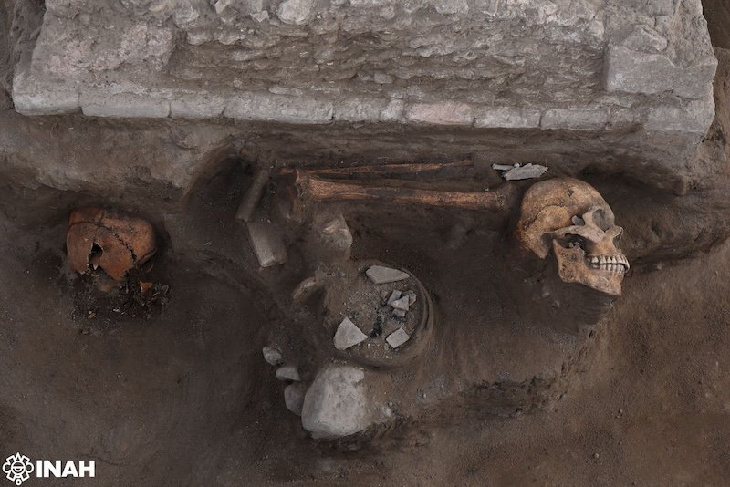 nacholozano's tweet image. El #INAH descubrió un altar y ofrendas a las afueras de la Zona Arqueológica de Tula, en #Hidalgo, que probablemente corresponda a la fase Tollan de la antigua metrópoli. En tres de los lados del nivel inferior del altar se hallaron ofrendas de #restos óseos humanos.

El vestigio