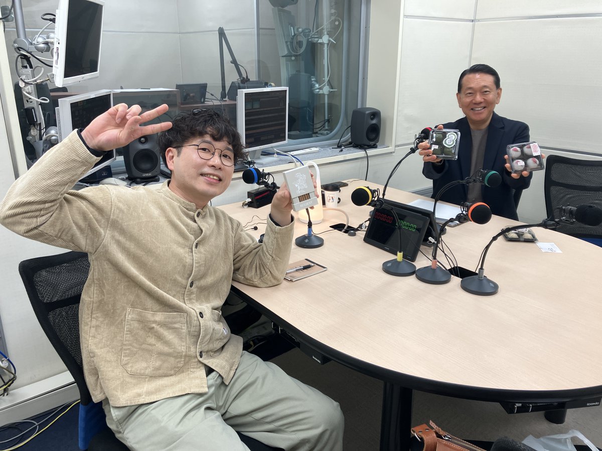 yakbcr's tweet photo. トップランナーたちとのトークで 「夜」を彩る30分🌉

今回のゲストは、佐賀市大和町「カレーのアキンボ」 オーナーシェフ川岸真人さん。

2015年に東京から地元に戻った川岸さんの様々な思いを伺いました。

3/31(火)＆4/7(火)、2週連続放送♪

【radiko】https://t.co/vPir01jVaG

#夜景 #アキンボ https://t.co/cnLQ9ntfom