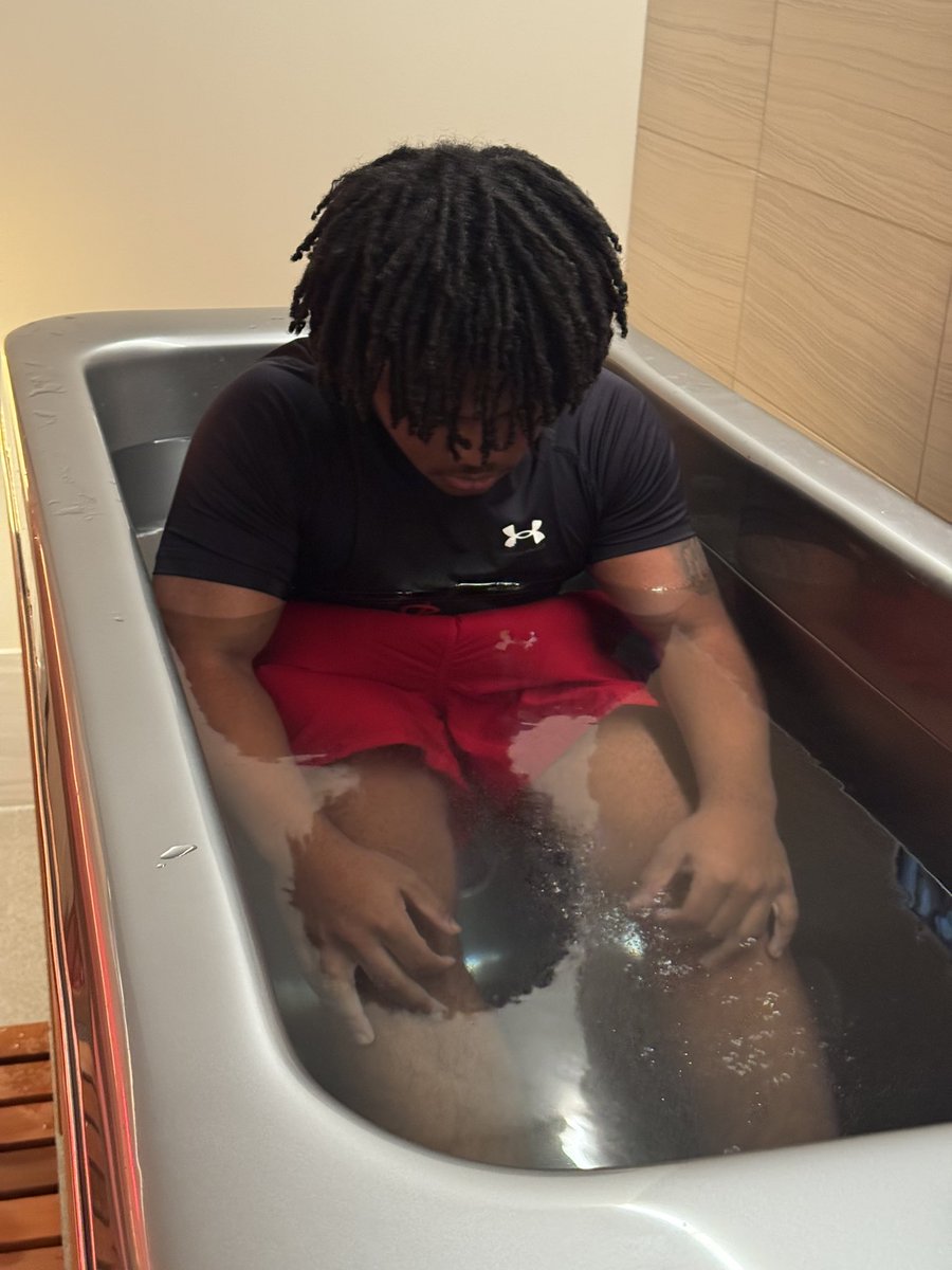 Makhi_McCoy2027's tweet image. Went out to the ColdPlunge and Sauna and I came out feeling brand new! 

#recovery
#raytown
#offseason