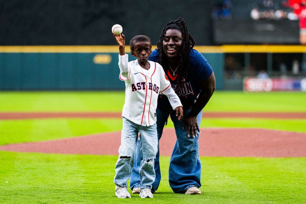 AstrosCares's tweet photo. The courage and love RJ shows for the @astros remind us what true strength looks like 🧡

We were honored to have him at batting practice and throw tonight’s first pitch. Thank you Candlelighters Houston for helping make this special moment possible. https://t.co/jdveawN6nY