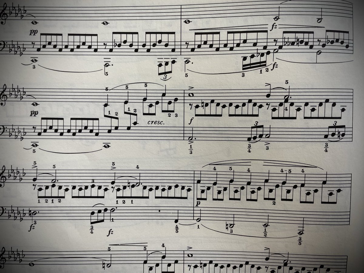 数学に興味ない人が、理系数学の問題を見て「なんだこれ？ でも昔々に、なんだかこういう記号も習ったような…」と思うのと、音符に縁のない人が、ピアノの楽譜を見て「なんだこれ？ でも昔々に、なんだかこういう記号も習ったような…」と思う、その感覚って、もしかしたら同じなのかもしれない🤔😊