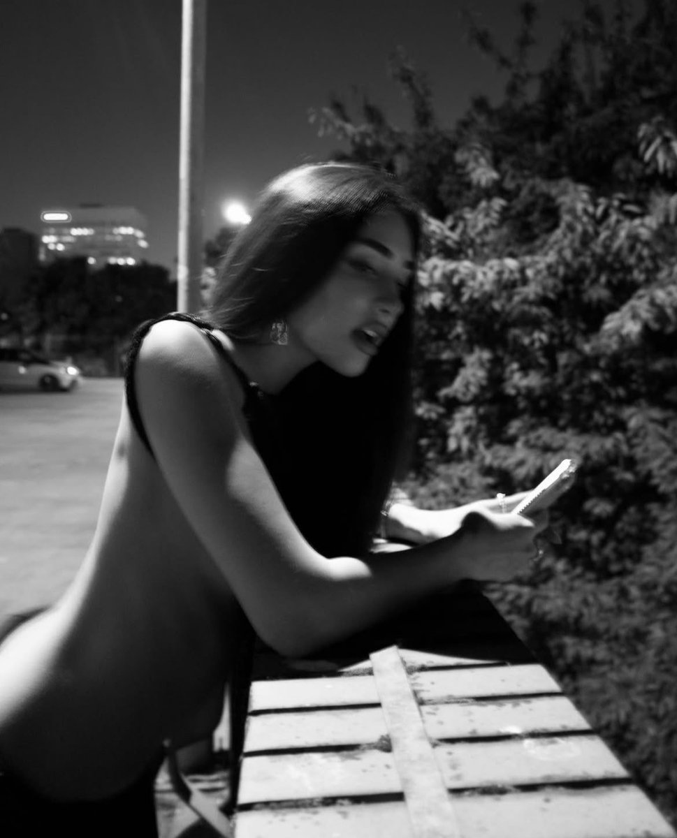 𝐒𝐄𝐋𝐈𝐍𝐀 𝐊𝐘𝐋𝐄. tweet media