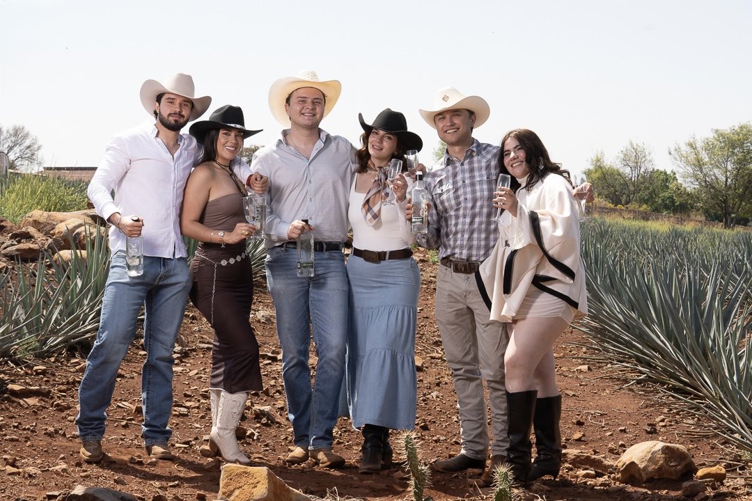 tequilaeslabon's tweet photo. Unión, tradición y fuerza en un solo sorbo. Eso es Eslabón. 🔗

#tequilaeslabon #tequila #eslabon #mexico #tradicionmexicana https://t.co/VjTehAnmdS