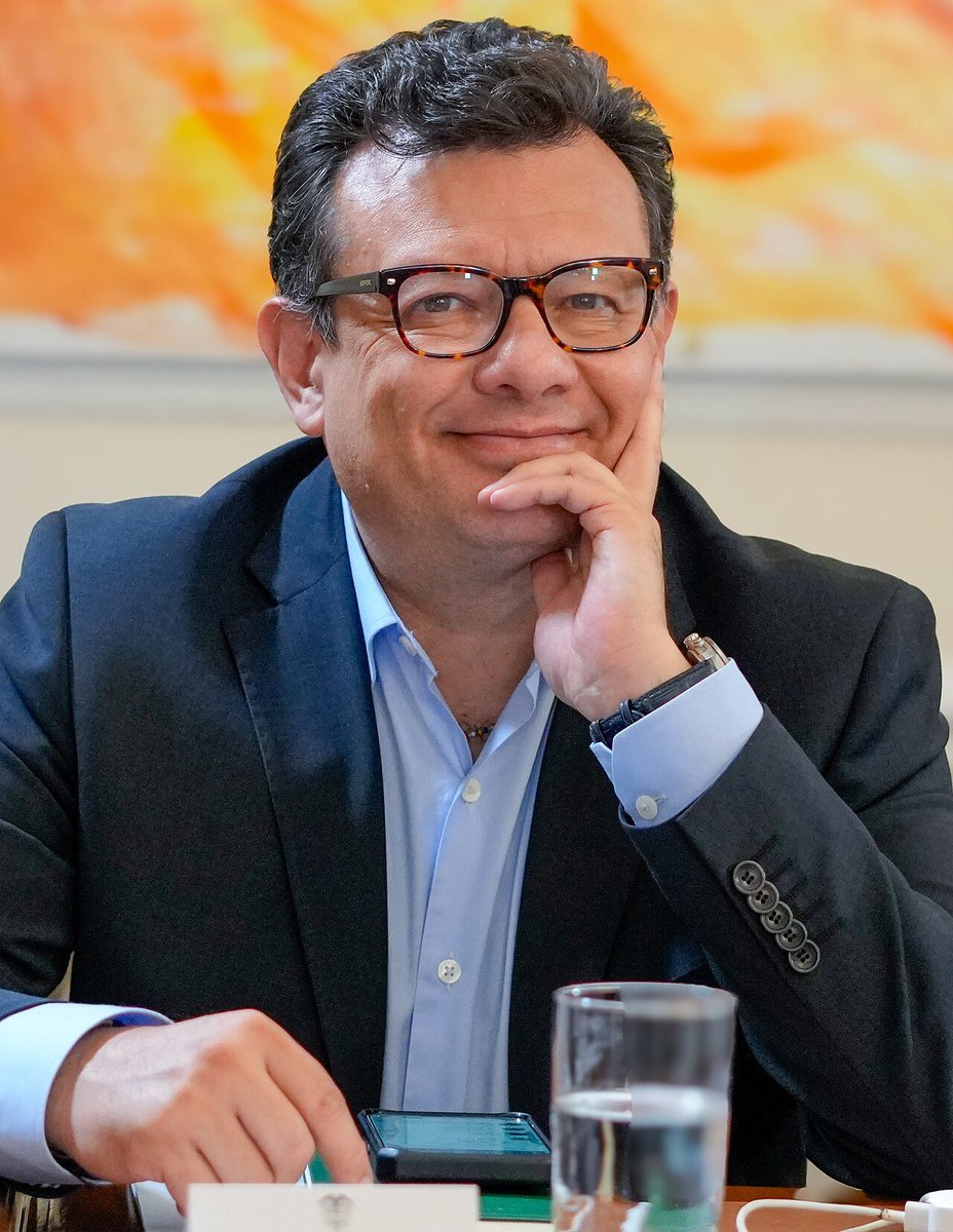 luisa_bermdez's tweet photo. @ZuluagaCamila Jorge Alfredo Vargas, Ricardo Orrego y Caracol Televisión (y todes los que allá escampan) en la #Inmunda... 🤮 Mientras mi Dr. Hollman Morris, cada día más papi chulo... 🥰 

https://t.co/WTVTNkV3hl https://t.co/wMm9B4avBp