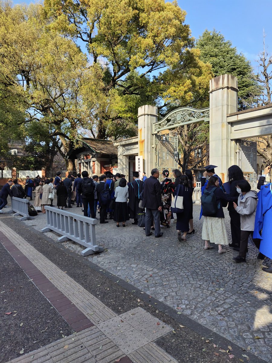 ssoyano's tweet photo. 昨日東京大学の大学院修了者への学位記授与式が有りました。正門には大勢の方々が保護者同伴でおいででした。これから社会に出て行くのですね。 https://t.co/0aTOpGIVBw