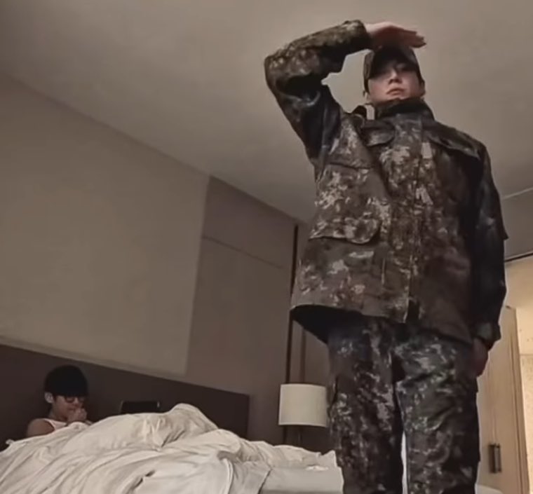 M0N0N4MU's tweet photo. TAEKOOK SHARING A DAMN BED FUCK THIS KABADINGAN https://t.co/UuMklUghlE