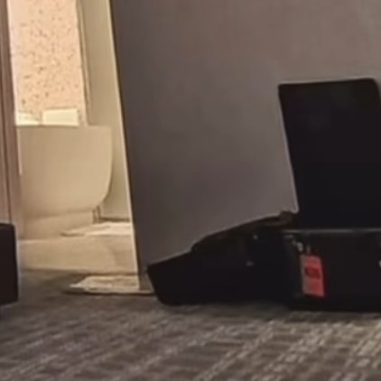 สังเกตแล้วกระเป๋าเสื้อผ้าเปิดตลอดทริปวางที่พื้นขวางทางเดิน น่าจะจริงตามที่พี่นัมจุนบอกค่ะ5555555555555555555