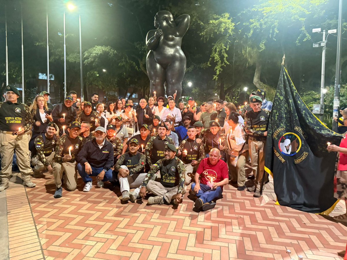 CaracolBga's tweet image. #Luto | En el parque San Pío de Bucaramanga se realiza una velatón por el alma de los uniformados que perdieron la vida en el accidente del avión de la fuerza aeroespacial en Putumayo. Dos de ellos eran de Santander.