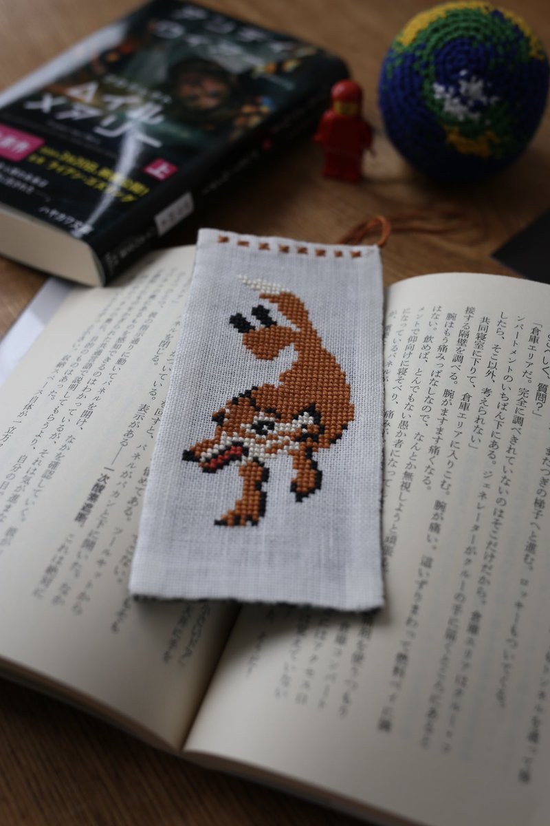 グレースのキツネのカーディガンが可愛くて刺繍して栞にしてみた