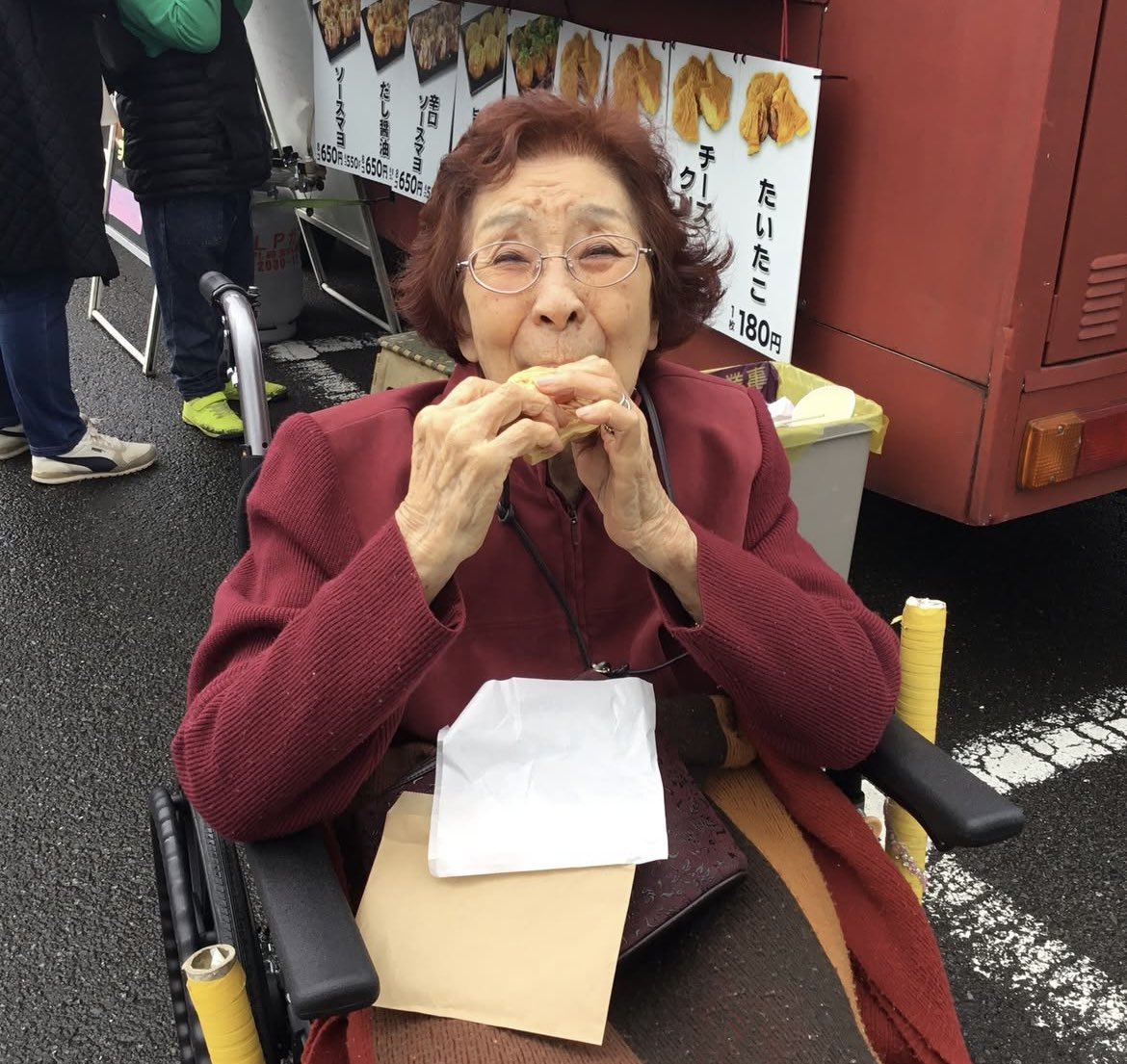 #ザ・プライム のすぐ隣、開成町役場で開催されていた #かいせい町民フェスタ へ！

キッチンカーでフードを購入される方も多く、昼食を召し上がられたばかりのお客様も、たい焼きをペロリ♪

思わず笑顔になるひとコマ😊

地域のイベントに気軽に参加できるのもザ・プライムならではの魅力です♪