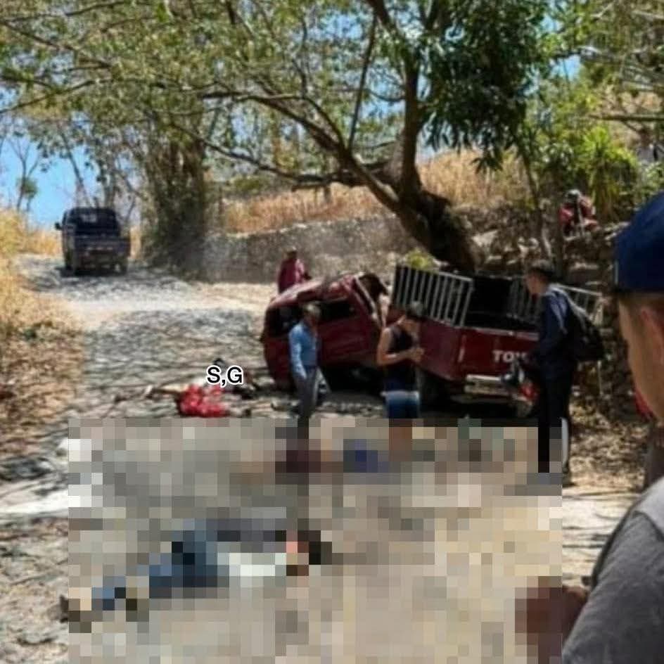 alertanoti's tweet photo. INEXPERIENCIA Y FALTA DE LICENCIA DEJA CUATRO MUERTOS EN TRÁGICO ACCIDENTE EN CORINTO; RESPONSABLE CAPTURADO 

Un grave accidente de tránsito ocurrido la tarde de este día en el cantón La Laguna, en Corinto, Morazán Norte, dejó un saldo de cuatro personas fallecidas y otras cuatro con lesiones de gravedad.

El responsable del percance fue identificado como Miguel Bonilla Joya, de 51 años, quien según las autoridades perdió el control del vehículo debido a su inexperiencia al volante, provocando que este volcara.

Las investigaciones revelan que Bonilla Joya no poseía licencia de conducir al momento del accidente, lo que ha generado indignación entre la población.

Debido a la gravedad de los hechos, será remitido por los delitos de homicidio culposo y lesiones culposas.