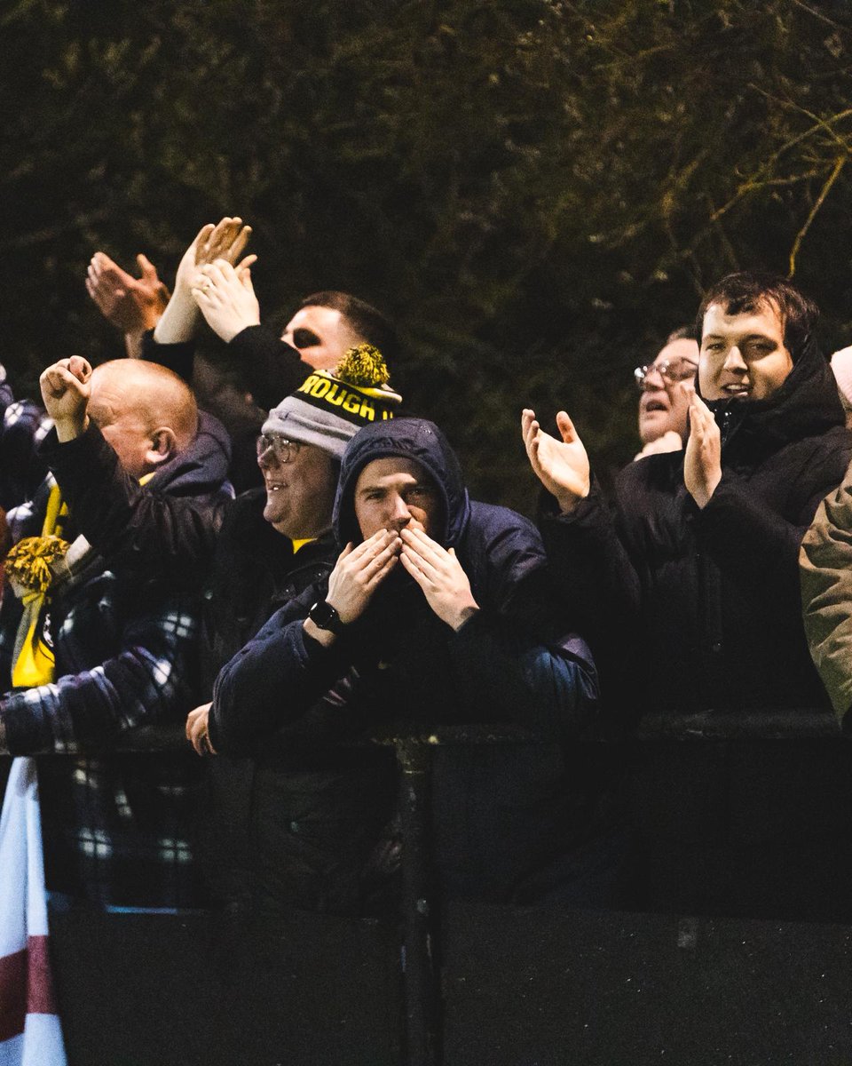 HarbTownFC's tweet photo. 📸 | 4 from the Game - #BEDHAR

A massive thanks to our friends from @R__BMedia for braving the weather last night at the Ledger Stadium. 🙌

The best in the business, in all conditions.. 🔥🌧️🌬️

#SummersOnItsWay | #UpTheBees | #Harborough
@hfmnews | @HarbTownFC_ES | @HarbMail