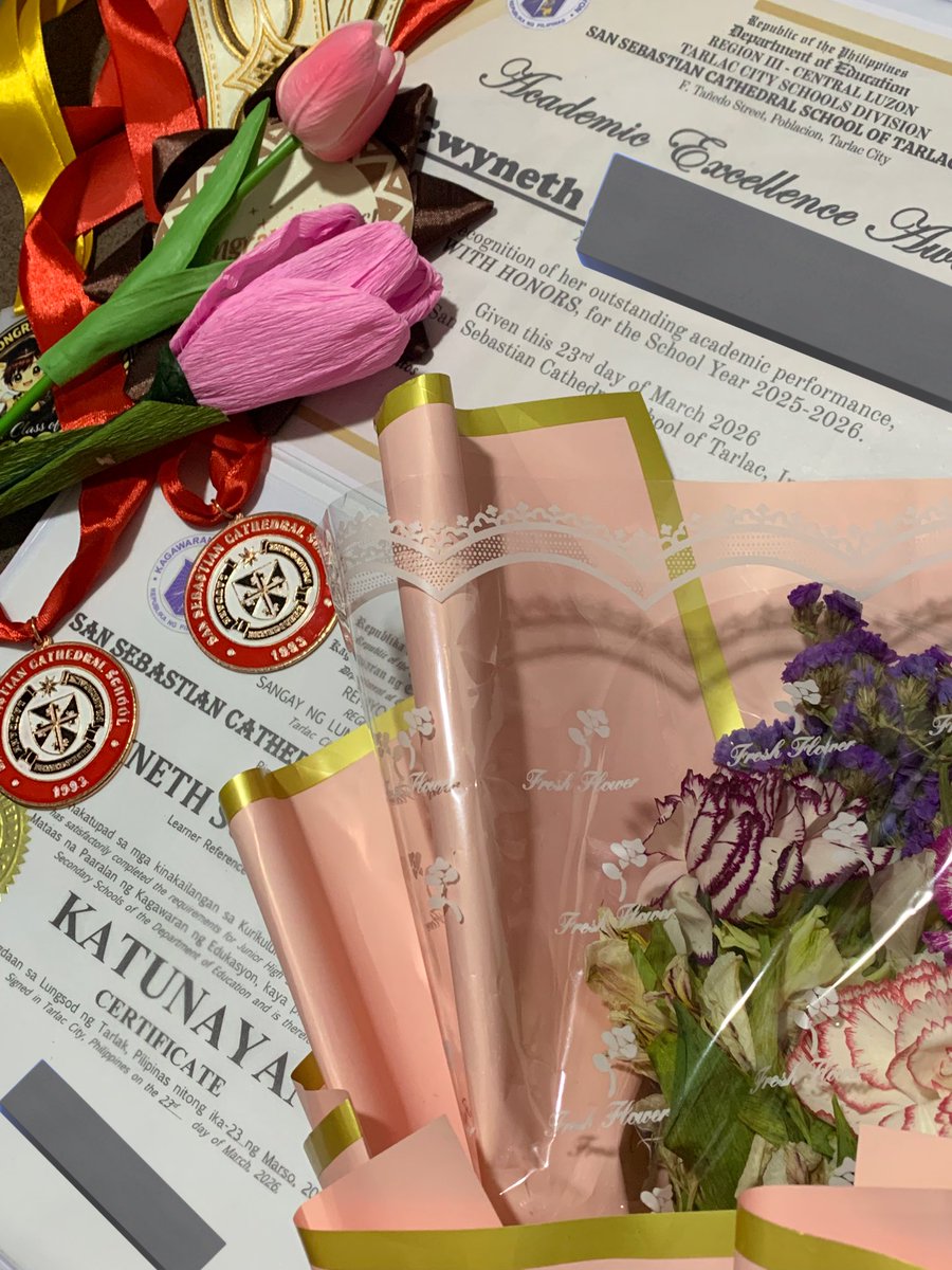 yy1zhou's tweet image. at least jhs grad pagbalik ‘di ba? #angas