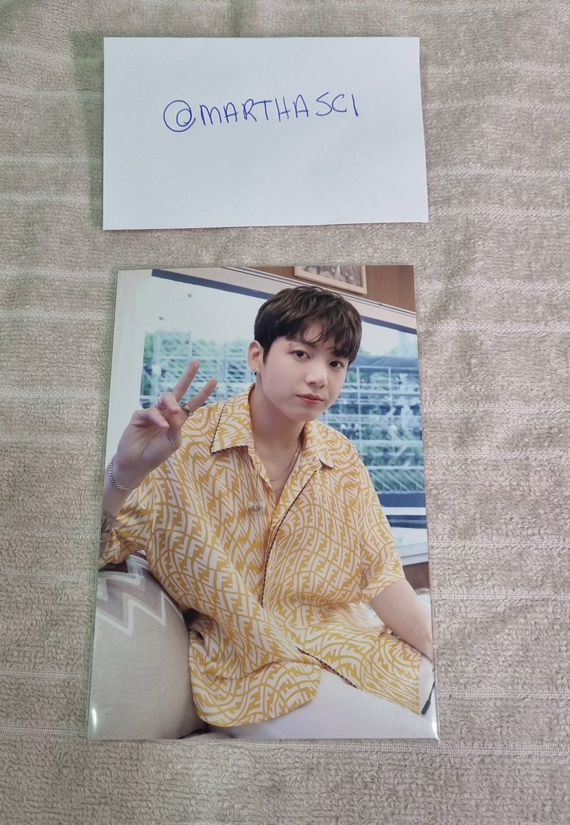 Marthasci's tweet photo. 🐰VENDA BTS / JUNGKOOK 🐰

- R$ 60,00 Set Dicon JK 
- R$30,00 postcard muster sowoozoo 2021

Frete a calcular 
Envio pelo super frete https://t.co/GXIJVE1j6A