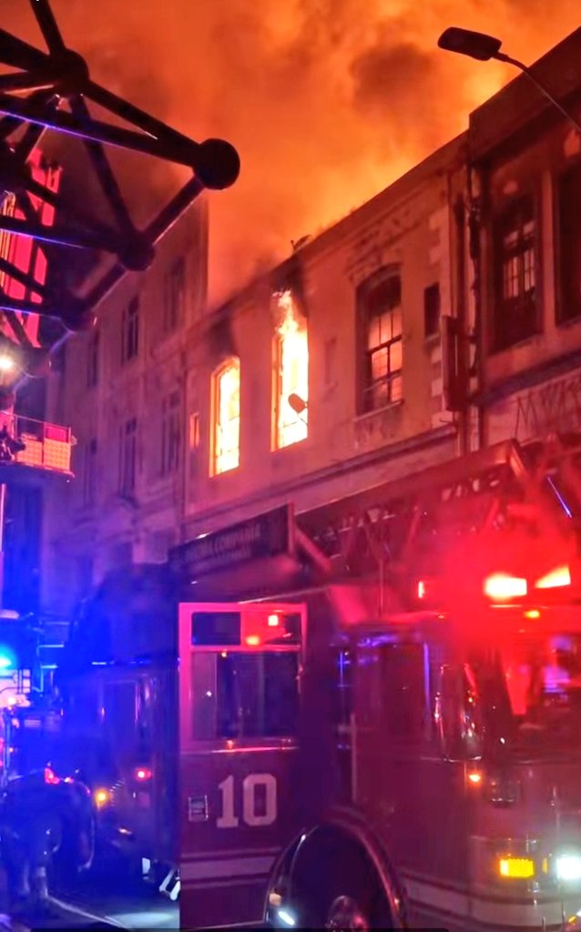 TerceraValpso's tweet photo. Incendio | el @CBV1851 trabaja en el control del incendio declarado que afecta a un edificio ubicado entre calles Prat y Cochrane. https://t.co/7HpqO5odJ6