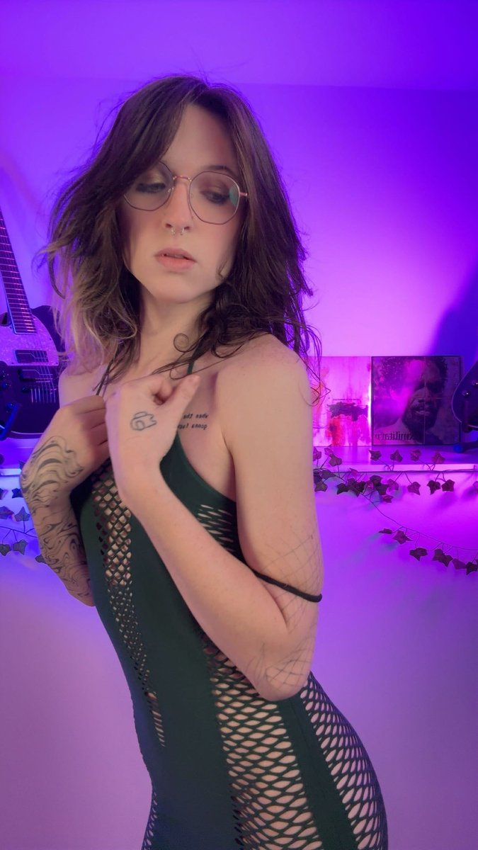 EvieGoesHard💙🤍 tweet media