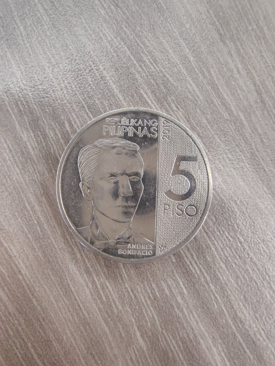 I was at the gas station this morning and my change for the stuff I bought turned out to be 55¢

So I was given a quarter, a nickel, and 5 Philippine Peso coin 😭😭😭😭