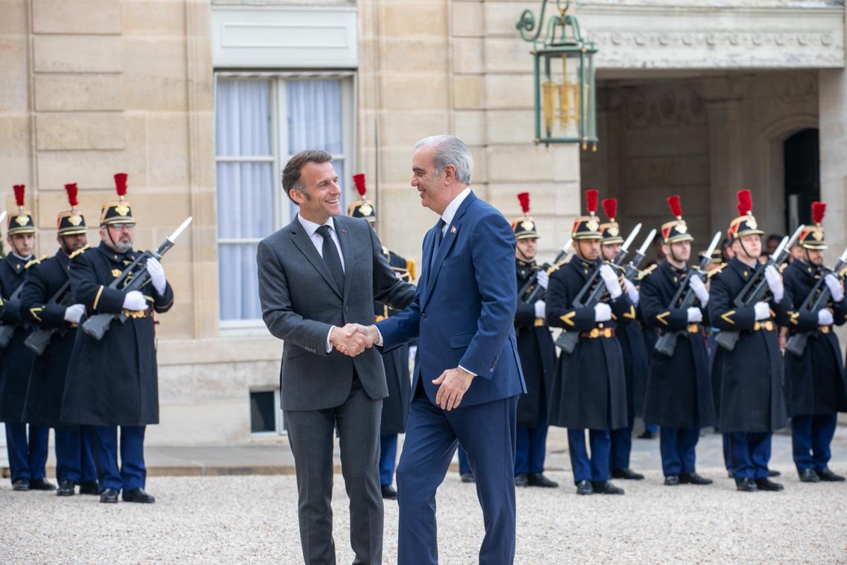 El presidente <a href="/LuisAbinader/">Luis Abinader</a> se reunió con <a href="/EmmanuelMacron/">Emmanuel Macron</a>, quien ratificó el respaldo de Francia al sistema integrado de transporte en RD, incluyendo el Monorriel de Santo Domingo, fortaleciendo una relación basada en la confianza y la cooperación.