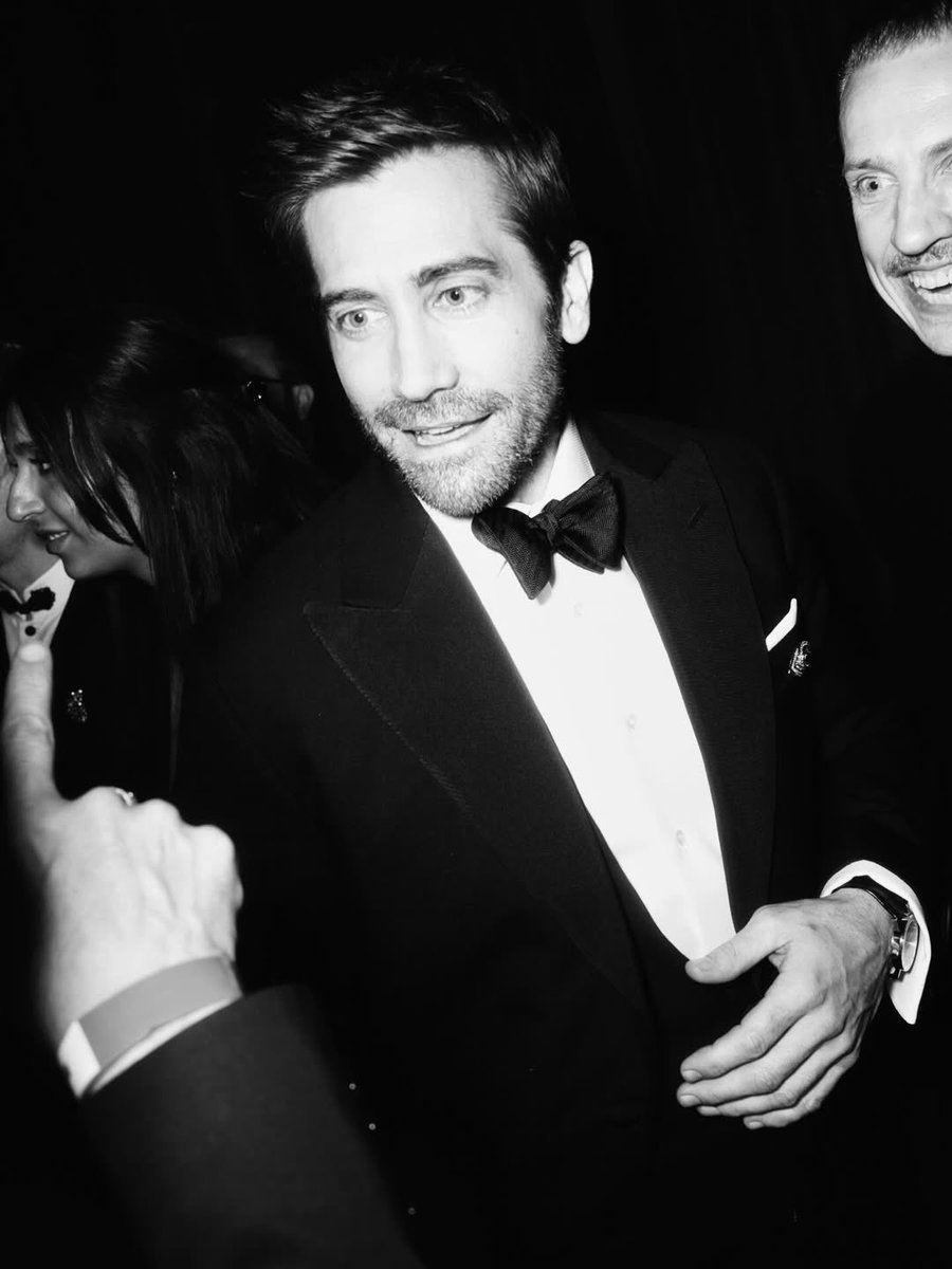 jake gyllenhaal daily ☆ tweet media