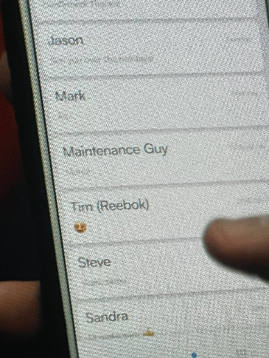Almondsmooth's tweet image. a really cool detail is that when Shane is scrolling through his phone, some of his messages, notably from his maintenance guy, are in french. Which is a cute way to remind us he’s bilingual but also just makes sense that a maintenance guy from mtl would only speak french