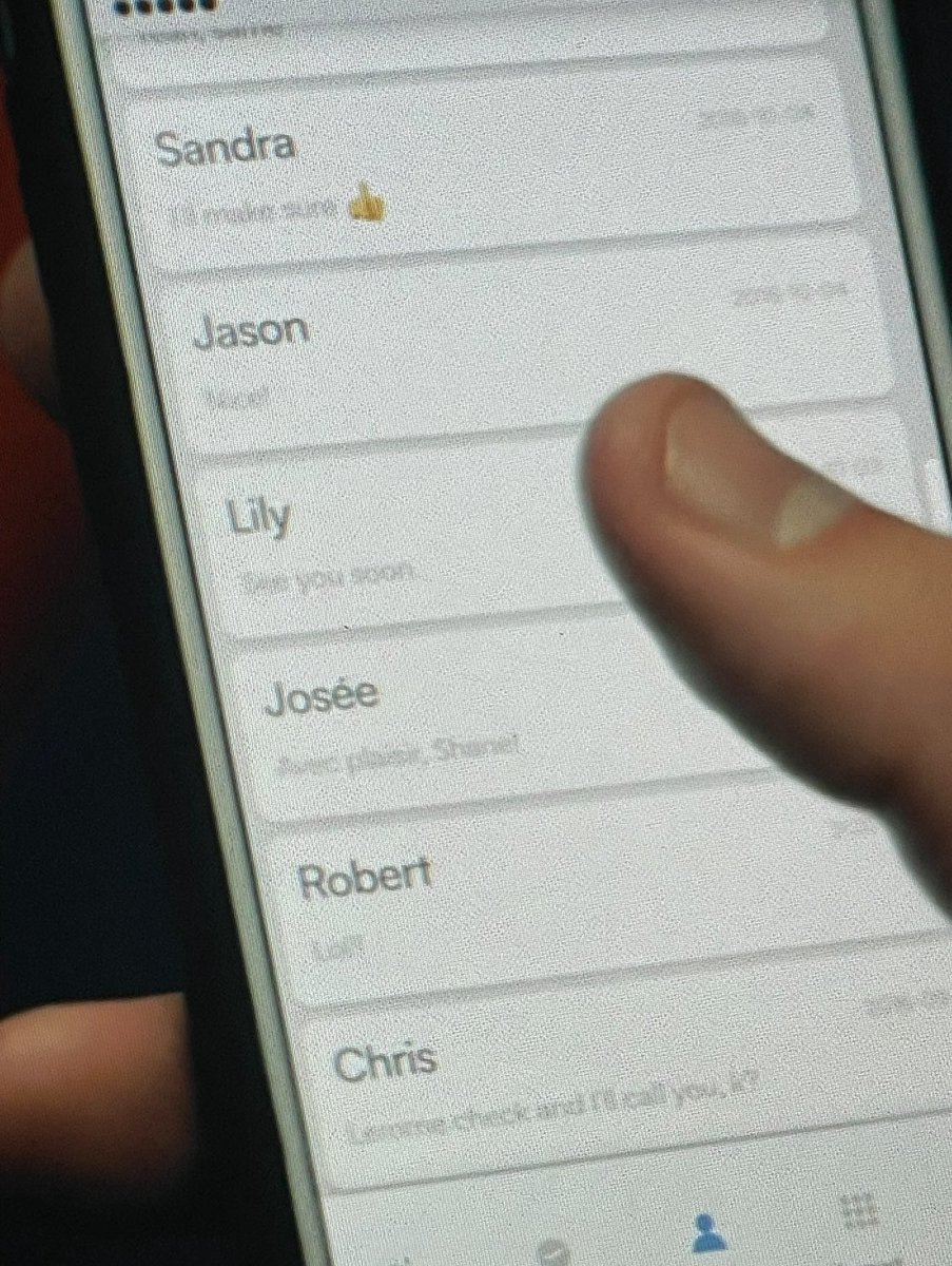 Almondsmooth's tweet image. a really cool detail is that when Shane is scrolling through his phone, some of his messages, notably from his maintenance guy, are in french. Which is a cute way to remind us he’s bilingual but also just makes sense that a maintenance guy from mtl would only speak french