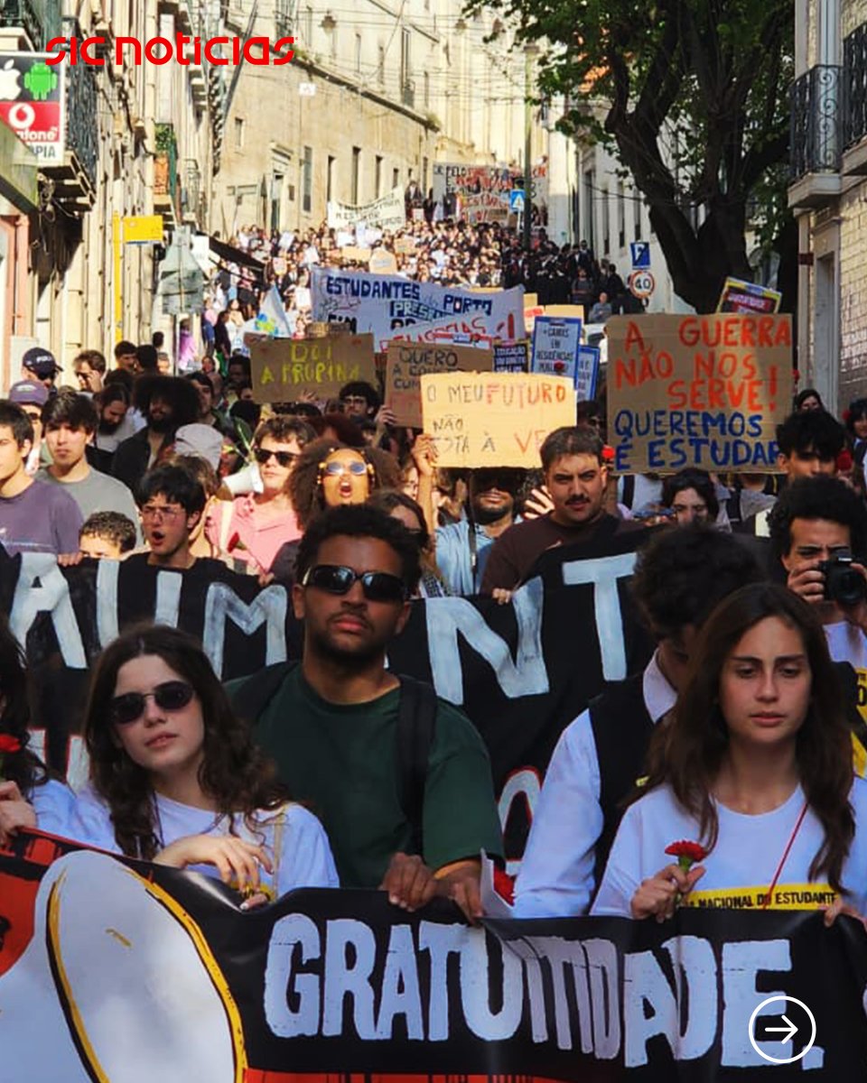 SICNoticias's tweet image. No Dia Nacional do Estudante, milhares de jovens estiveram na rua em protesto. A marcha em Lisboa saiu do Rossio e, direção à Assembleia da República.

Saiba mais em: bit.ly/4rY42Jl

#educação #protesto #lisboa #politica #estudantes #dianacionaldoestudante
