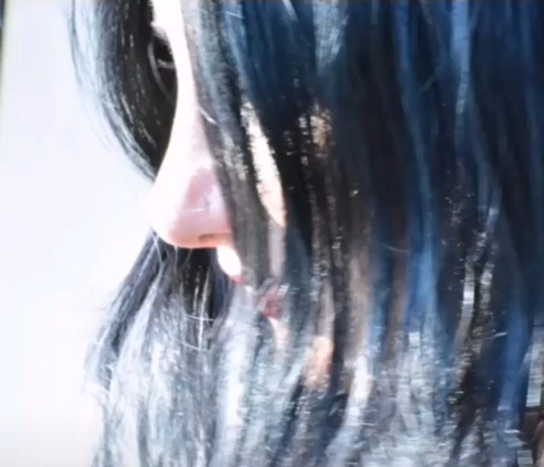 Bu hayatın bütün bu anlamsızlığına karşı insan hayatta neye sığınabilir neyle avutabilir acaba kendini? Belki aşka sığınabilirsin ya da sanata... Eğer yeterince güçlüysen kendine sığınabilirsin...