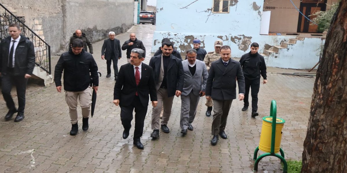 #Şırnak Valisi Birol Ekici selin vurduğu #idil Oyalı köyünde: “Vatandaşımız yalnız değil”

 idilgazetesi.com/haber/13159/si…