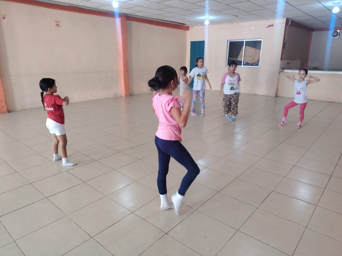 aquilesenlacomu's tweet photo. Ritmo, alegría y aprendizaje para nuestra niñez 💃🕺✨

Se llevó a cabo el vacacional de danza en la casa comunal 9 de Julio, donde niños y niñas disfrutaron de jornadas llenas de música, movimiento y expresión artística. https://t.co/MVQKIUQIth