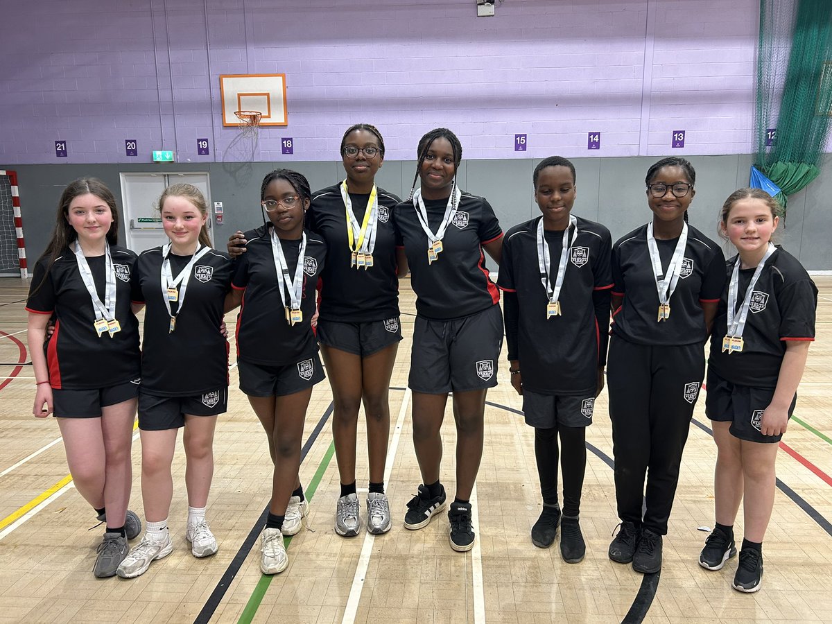 PE_NewmanRC's tweet image. Our Year 7 B team have finished their first netball season on a high! 
Oldham league and rally silver medalists! 🥈🥈
Special mention to captain Chloe for being awarded player of the tournament 👏#teamnewman @MrsKP_Newman @NewmanRCCollege