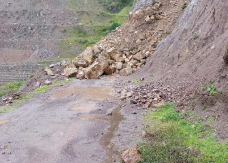 COENPeru's tweet photo. ⚠️ #Huancavelica | Hoy, a causa de las #LluviasIntensas, se registró un #Derrumbe que afectó la vía en el tramo Mayunmarca - Andabamba, distrito de #Andabamba, provincia de Acobamba. El tránsito se encuentra interrumpido. Gobierno local realiza la #EDAN y coordina el traslado de maquinaria pesada para la limpieza de la vía.