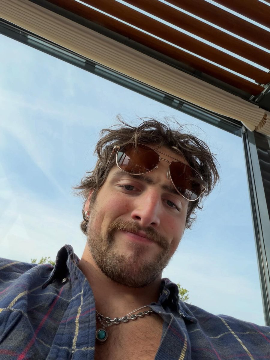 BooneAccess's tweet image. You rode in like a rock 'n' roll *king*

 - Benson Boone via instagram update!