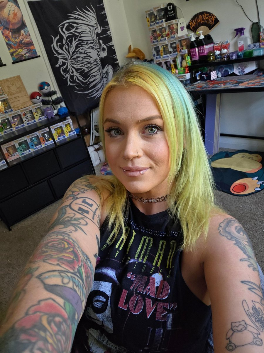 Im absolutely in love with my office 💜🤘