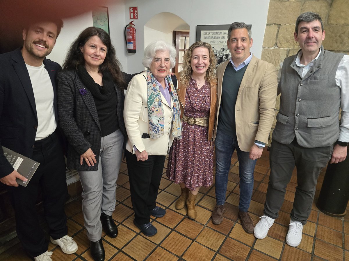Hemos asistido a la presentación del libro "Las voces de la República" de <a href="/josebaeceolaza/">Joseba Eceolaza</a>
"Frente al mito del olvido, recordar no es reabrir heridas, sino darles nombre, para que puedan cerrarse"
¡Qué importante tener #memoria, recordar y conocer la #historia de lo ocurrido!