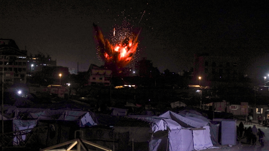 İsrail ordusunun Gazze Şeridi'nin güneyinde yerinden edilenlerin sığındığı çadır kamplara düzenlediği saldırılarda bir çocuğun yaşamını yitirdiği, 7 sivilin yaralandığı bildirildi v.aa.com.tr/3877752