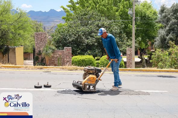 A través de la Secretaría de Obras Públicas, el Gobierno de Calvillo realiza trabajos de bacheo en el Boulevard Rodolfo Landeros, mejorando las vialidades para garantizar un tránsito más seguro para todas y todos.