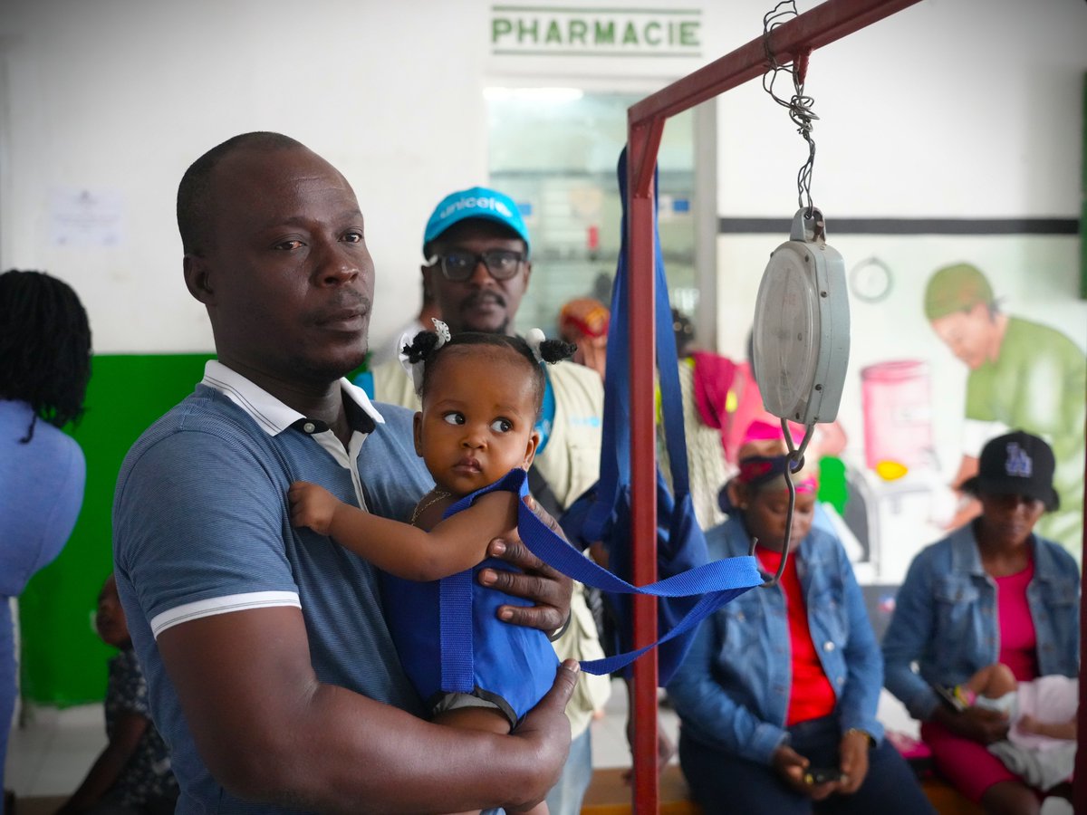 UNICEFHaiti's tweet photo. "I am happy when I see a child grow healthy." — Cereste, ASCP.
In Gonaïves, UNICEF &amp; @MsppOfficiel track children’s weight &amp; fight malnutrition at K-Soleil. 
Thanks @eu_echo, @ambafranceht, @DevCanada &amp; @StatePRM. 
#ForEveryChild #Nutrition https://t.co/Fw8ZRHhlnq