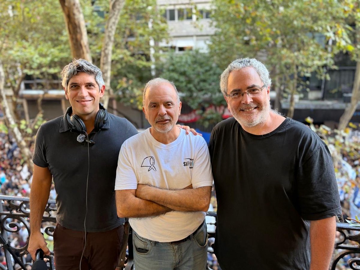 📻 💡En #QueVuelvanLasIdeas, <a href="/carusopablo/">Pablo Caruso</a>, <a href="/LuispaGiniger/">Luis Pablo Giniger</a> y Néstor Restivo realizó una transmisión especial desde Avenida de Mayo.

✊ La jornada recordó a los 30.000 detenidos desaparecidos y volvió a poner en el centro las consignas de Memoria, Verdad y Justicia. 

🔗